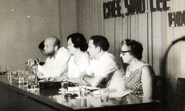 Foto de Tercer Encuentro Nacional de Bibliotecas Públicas, 1971. El director de la BNJM Sidroc Ramos (segundo a la izquierda), Adelina López Llerandi y otros compañeros de la presidencia. Fondos BNCJM. 